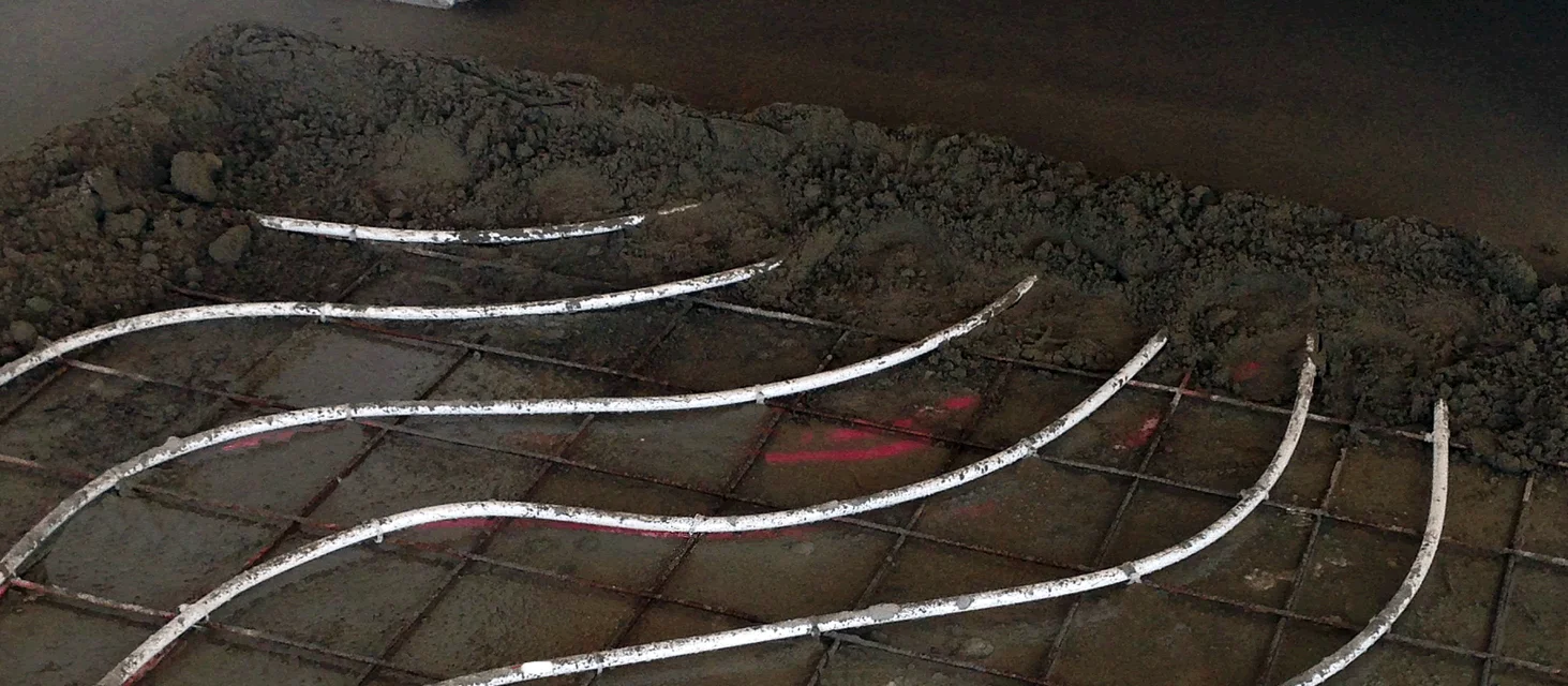 Hydronic in-screed banner